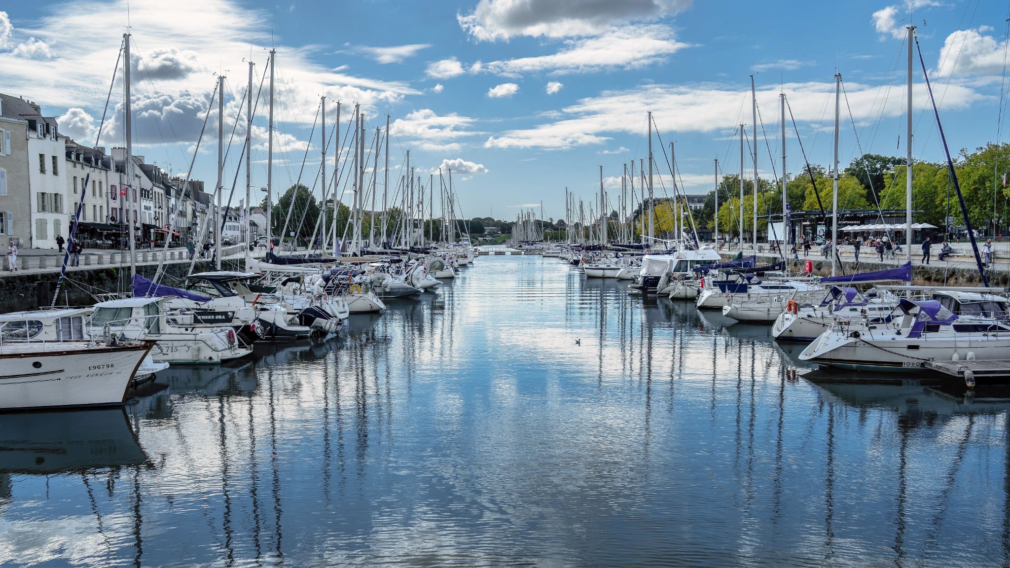 Vannes, historische Hafenstadt im Süden der Bretagne, bezaubert mit mittelalterlichen Mauern, Fachwerkhäusern, romanischer Kathedrale und lebendigem Yachthafen. Blumenreiche Gärten, enge Gassen und maritimes Flair machen sie zu einem charmanten Kultur- und Ausflugsziel am Golf von Morbihan.